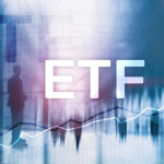 ETFs são fundos que replicam índices de mercado, permitindo diversificação com baixo custo para o investidor, explica Kelsem Ricardo Rios Lima.