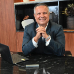 Entenda como o ciclo de vida das obras de infraestrutura influencia a eficiência dos investimentos públicos e privados, com a análise de Elmar Juan Passos Varjão Bomfim.