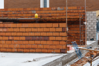 Valderci Malagosini Machado mostra como a especificação correta de blocos, lajes e painéis reduz a necessidade de manutenção futura.
