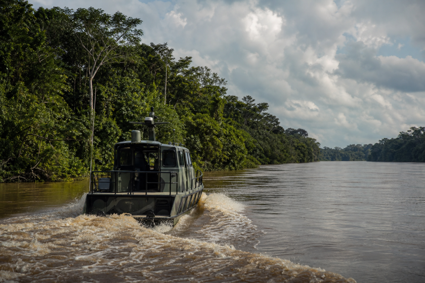 Embarcação de fiscalização navegando em trecho de rio amazônico durante operação contra garimpo ilegal