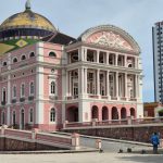 Vista externa do Teatro Amazonas, um dos principais marcos culturais e turísticos de Manaus.
