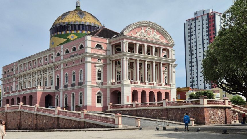 Vista externa do Teatro Amazonas, um dos principais marcos culturais e turísticos de Manaus.