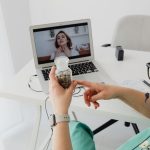 Profissional de saúde realiza uma consulta médica por videochamada em uma unidade de atendimento.