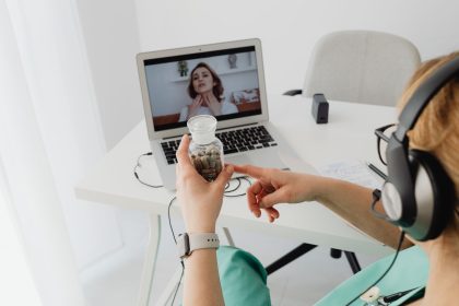 Profissional de saúde realiza uma consulta médica por videochamada em uma unidade de atendimento.